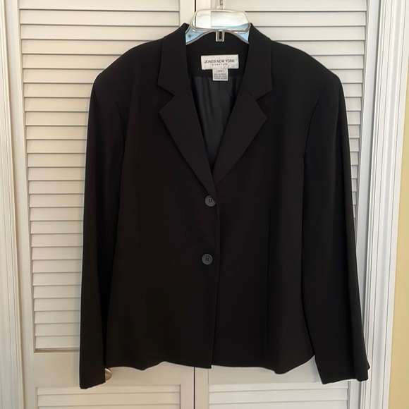 Jones New York signature, lightweight black blazer with two buttons - Picture 1 of 5